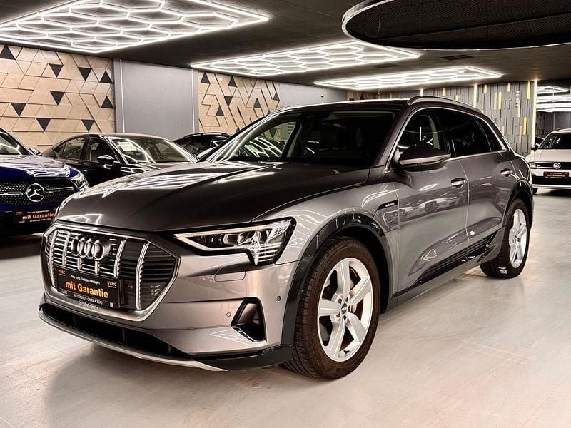 Grau Gebraucht 2020 Audi e-tron Advanced SUV | 27.990 € (Guter Preis) - Bild 1/4