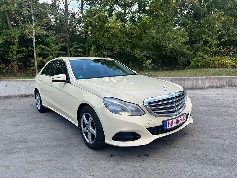 Beige Gebraucht 2016 Mercedes E200 Limousine | 4.690 € (Fairer Preis) - Bild 1/4