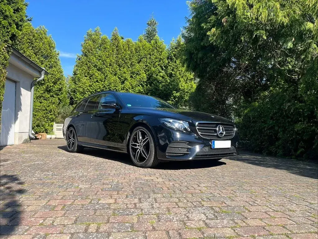 Gebraucht Mercedes E220 AMG line 194 PS (142 kW) 2017 Schwarz Limousine