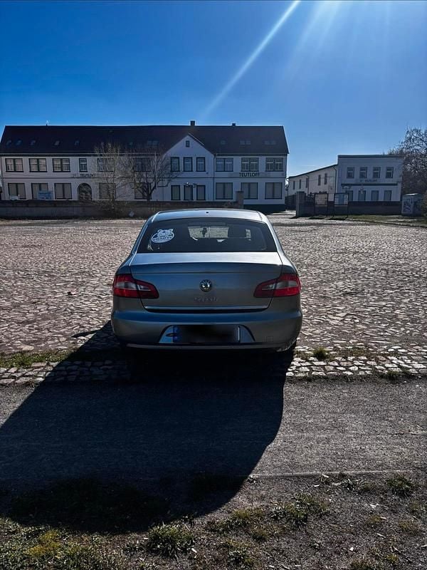 Gebraucht Skoda Superb 128 PS (94 kW) 2011 Grau Limousine