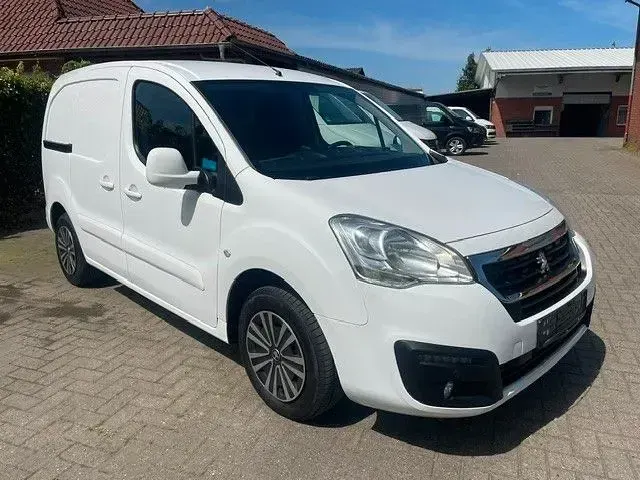 Gebraucht Peugeot Partner Premium 99 PS (72 kW) 2017 Weiß Van / Kleinbus