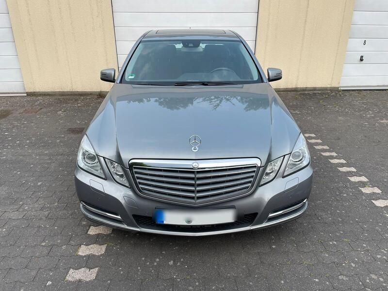 Grau Gebraucht 2011 Mercedes E200 Elegance Limousine | 13.500 € (Etwas zu teuer) - Bild 1/4