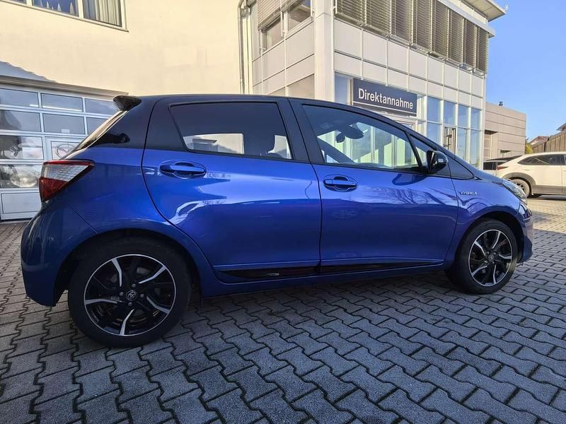 Gebraucht Toyota Yaris Hybrid Style 73 PS (53 kW) 2018 Blau Limousine