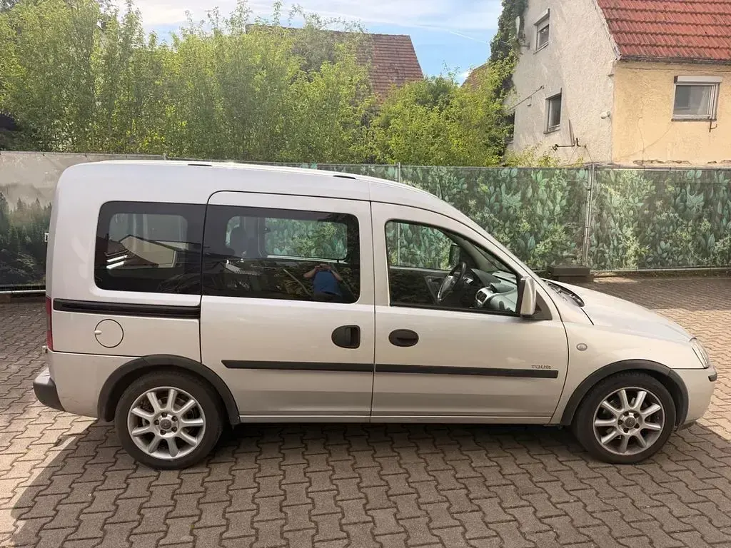 Używany Opel Combo 101 KM (74 kW) 2005 Srebrny Minivan