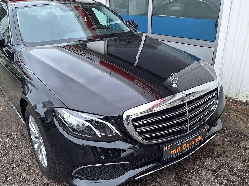 Schwarz Gebraucht 2016 Mercedes E220 Limousine | 29.980 € (Fairer Preis) - Bild 1/4
