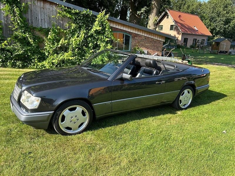 Gebraucht Mercedes E200 Edition 136 PS (100 kW) 1997 Schwarz Cabrio