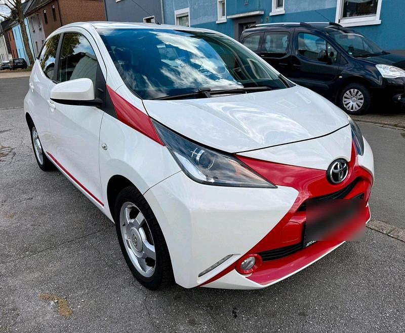Weiß Gebraucht 2015 Toyota Aygo City Kleinwagen | 5.290 € (Fairer Preis) - Bild 1/4