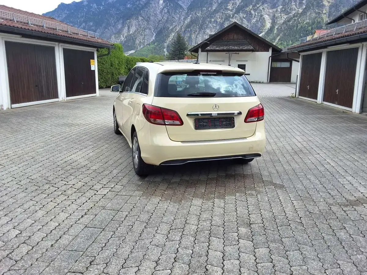 Gebraucht Mercedes 180 109 PS (80 kW) 2016 Beige Limousine