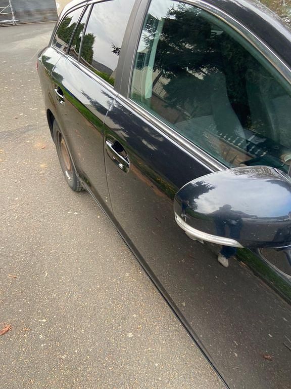 Gebraucht Toyota Avensis 124 PS (91 kW) 2012 Schwarz Kombi