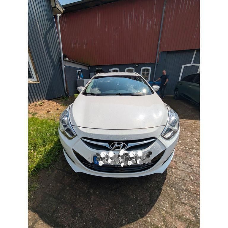 Weiß Gebraucht 2015 Hyundai i40 Trend Limousine | 8.999 € (Fairer Preis) - Bild 1/4