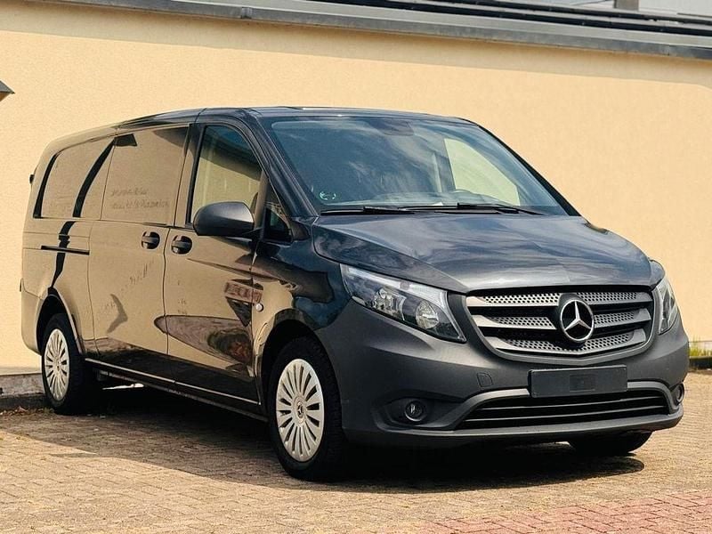 Grau Gebraucht 2019 Mercedes Vito Van / Kleinbus | 16.490 € - Bild 1/4