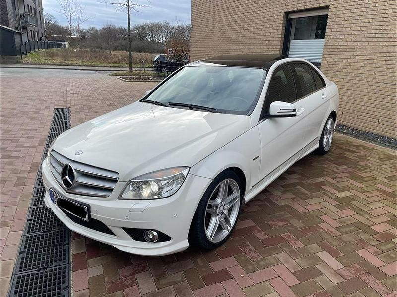 Weiß Gebraucht 2009 Mercedes C350 Avantgarde Limousine | 9.500 € (Fairer Preis) - Bild 1/4