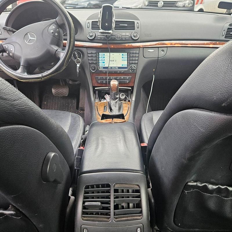 Używany Mercedes E320 Elegance 224 KM (164 kW) 2004 Szary Kombi