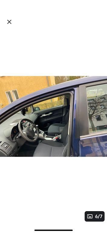 Blau Gebraucht 2012 Toyota Auris Comfort Limousine | 5.100 € (Etwas zu teuer) - Bild 1/4