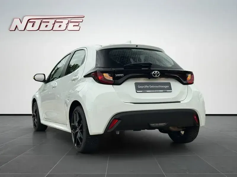Gebraucht Toyota Yaris Comfort 72 PS (52 kW) 2023 Schneeweiß Kleinwagen