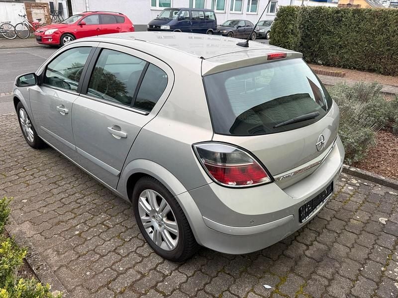Używany Opel Astra 105 KM (77 kW) 2007 Szary Sedan/Limuzyna