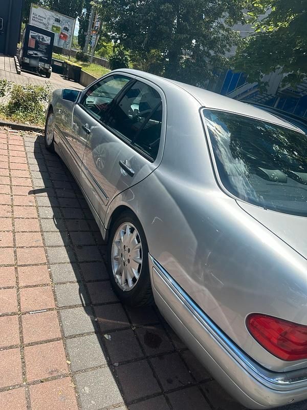 Używany Mercedes E280 142 KM (104 kW) 1997 Srebrny Sedan/Limuzyna