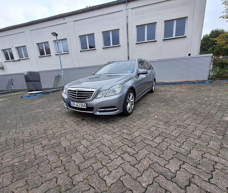 Gebraucht Mercedes E250 Elegance 204 PS (150 kW) 2011 Grau Kombi