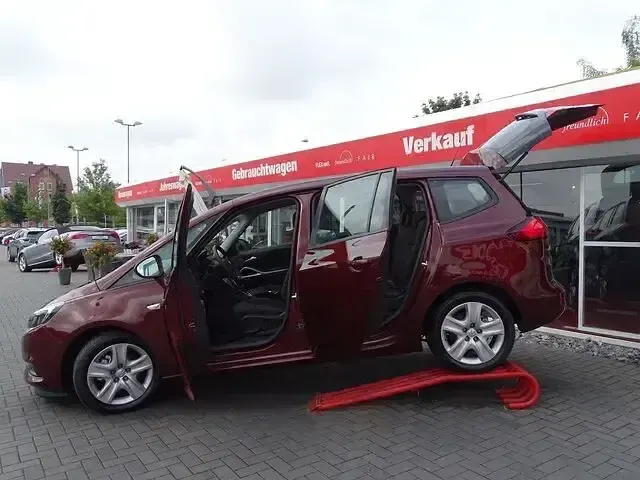 Gebraucht Opel Zafira Active 140 PS (102 kW) 2019 Rot Van / Kleinbus