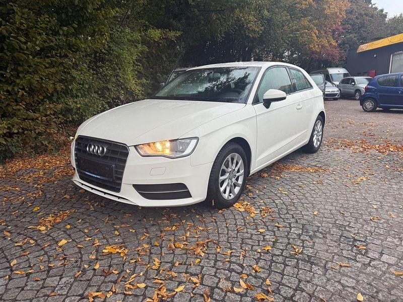 Weiß Gebraucht 2012 Audi A3 Attraction Limousine | 5.900 € (Guter Preis) - Bild 1/4