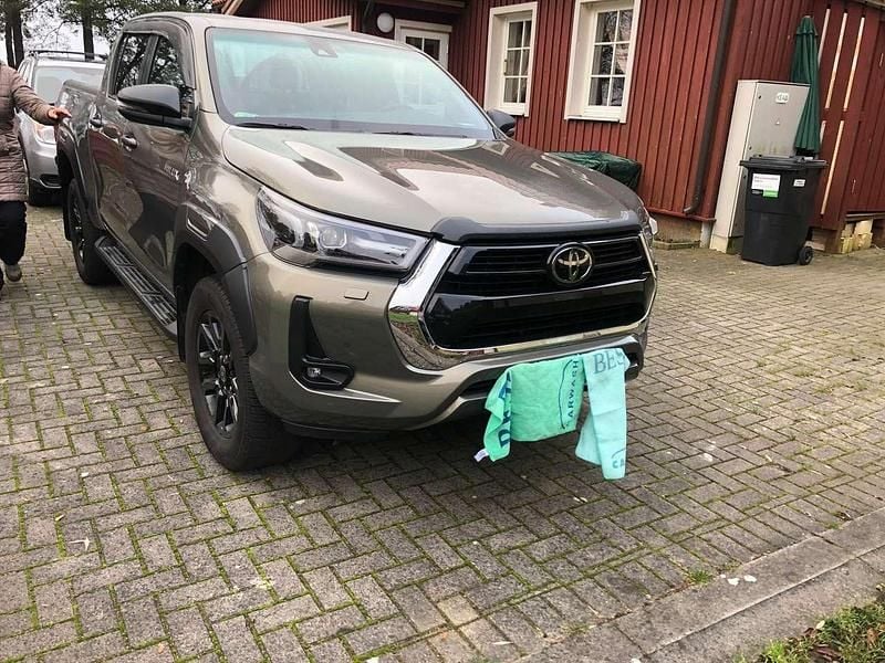 Grün Gebraucht 2024 Toyota HiLux Abholung | 45.000 € (Superpreis) - Bild 1/4
