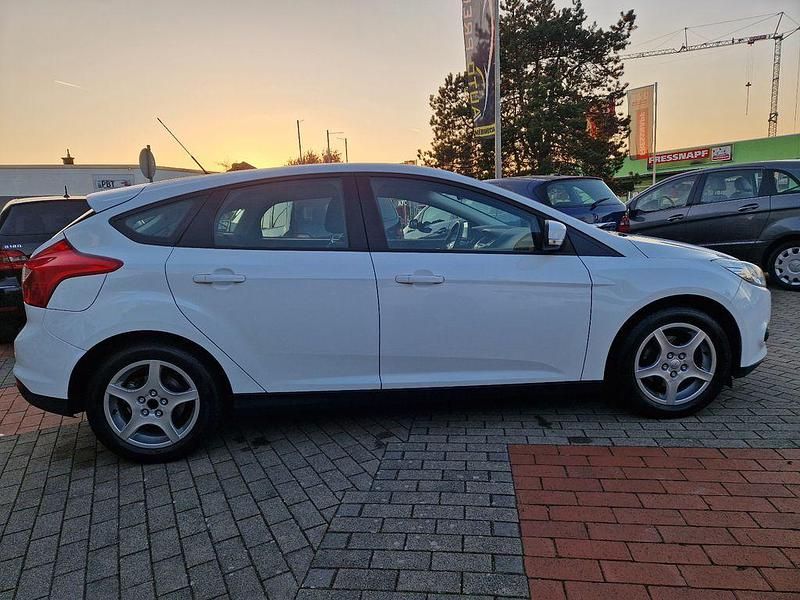 Gebraucht Ford Focus Trend 105 PS (77 kW) 2011 Weiß Limousine