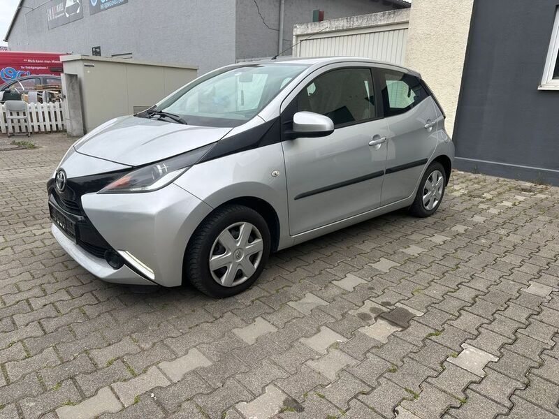 Silber Gebraucht 2015 Toyota Aygo X-play Kleinwagen | 9.290 € (Fairer Preis) - Bild 1/4