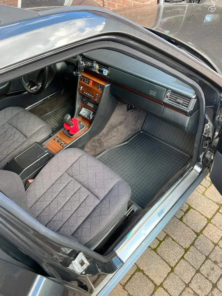 Gebraucht Mercedes 220 150 PS (110 kW) 1995 Schwarz Kombi
