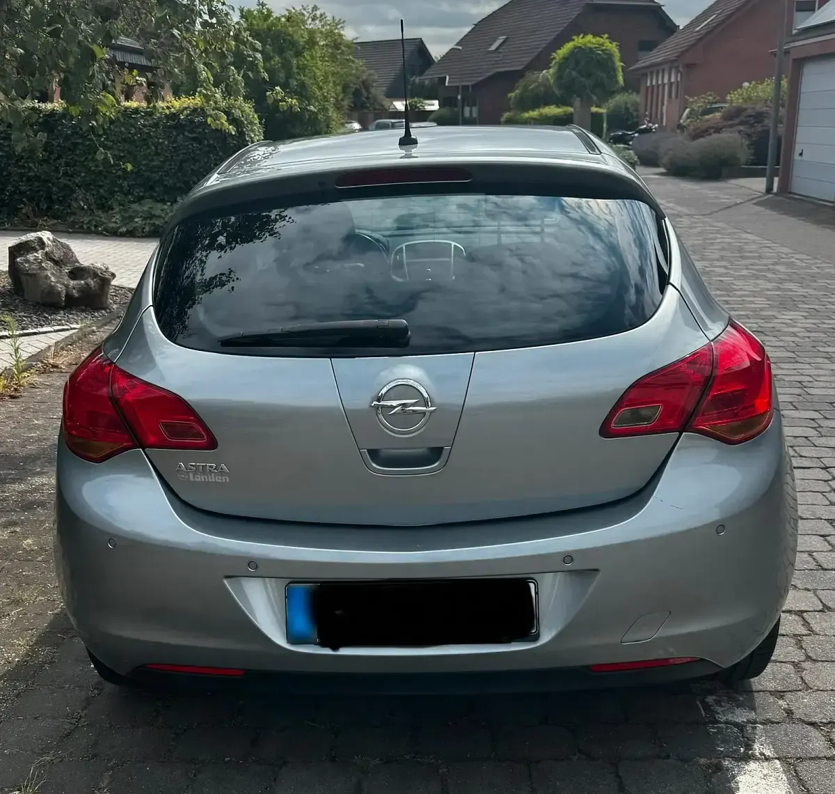Gebraucht Opel Astra Design Edition 116 PS (85 kW) 2011 Grau Kleinwagen