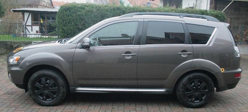 Braun Gebraucht 2012 Mitsubishi Outlander Motion SUV | 3.999 € (Fairer Preis) - Bild 1/4