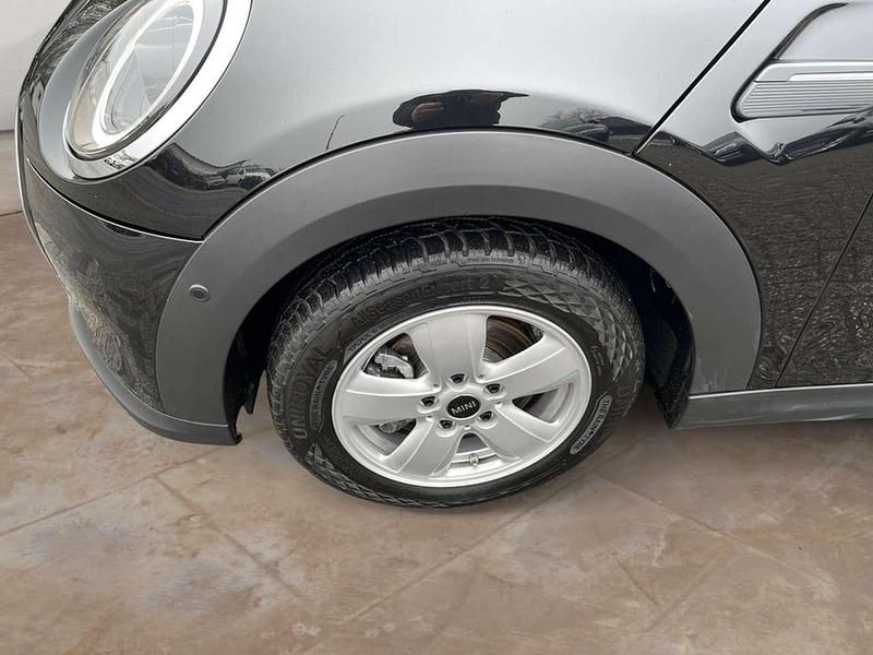 Gebraucht Mini Cooper Essential 136 PS (100 kW) 2024 Midnight black metallic Kleinwagen