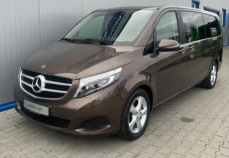 Braun Gebraucht 2019 Mercedes V250 Sport Van / Kleinbus | 39.499 € (Teuer) - Bild 1/4