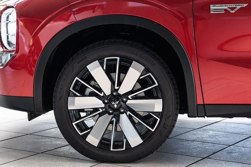 Neu Mitsubishi Outlander P-HEV Edition 306 PS (225 kW) 2025 Rot SUV
