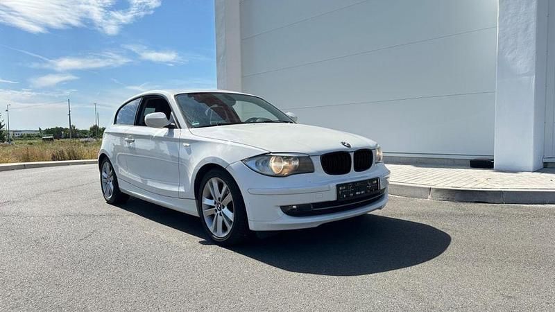 Weiß Gebraucht 2011 BMW 118 Sport Line Kleinwagen | 5.999 € (Guter Preis) - Bild 1/4