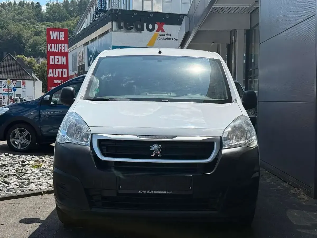 Gebraucht Peugeot Partner Premium 99 PS (72 kW) 2018 Lack weiss banquise/deckende l Van / Kleinbus