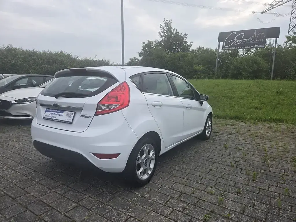 Gebraucht Ford Fiesta Titanium 97 PS (71 kW) 2012 Weiß Limousine