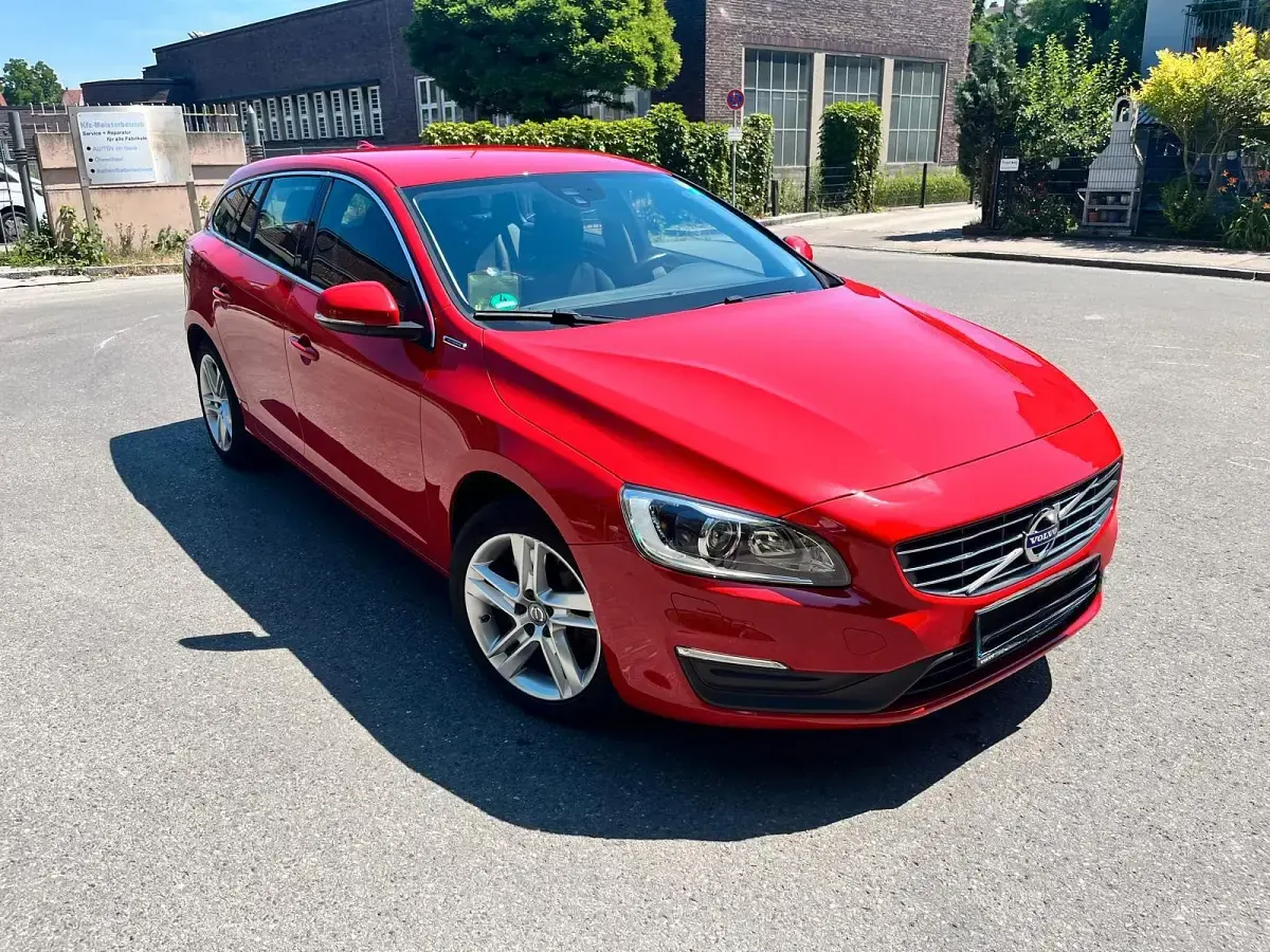 Gebraucht Volvo V60 Momentum 288 PS (211 kW) 2018 Rot Kombi