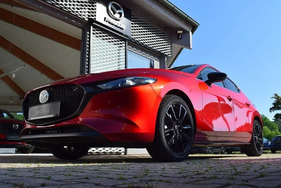 Neu Mazda 3 Homura-Line 140 PS (102 kW) 2026 Rot Limousine