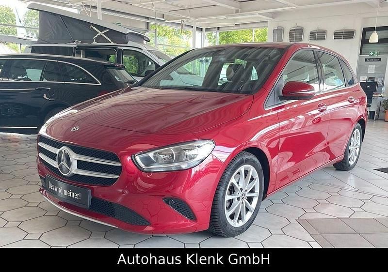Rot Gebraucht 2020 Mercedes B200 Style Van / Kleinbus | 25.990 € (Fairer Preis) - Bild 1/4