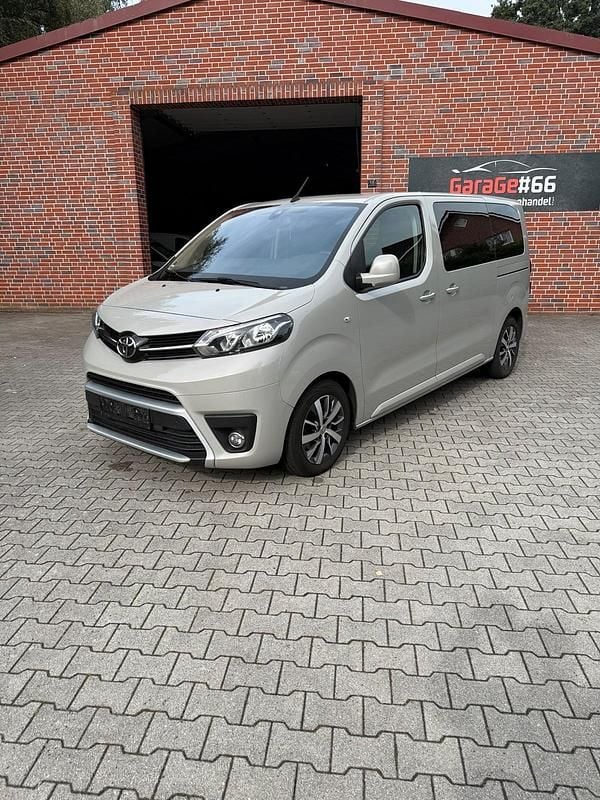 Grau Gebraucht 2017 Toyota Proace Verso Van / Kleinbus | 23.599 € (Fairer Preis) - Bild 1/4