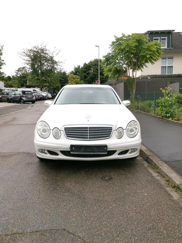 Weiß Gebraucht 2005 Mercedes E240 Limousine | 3.400 € (Superpreis) - Bild 1/4