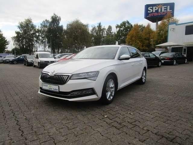 Bila candy/candyweiss Gebraucht 2020 Skoda Superb Ambition Kombi | 20.990 € (Fairer Preis) - Bild 1/4