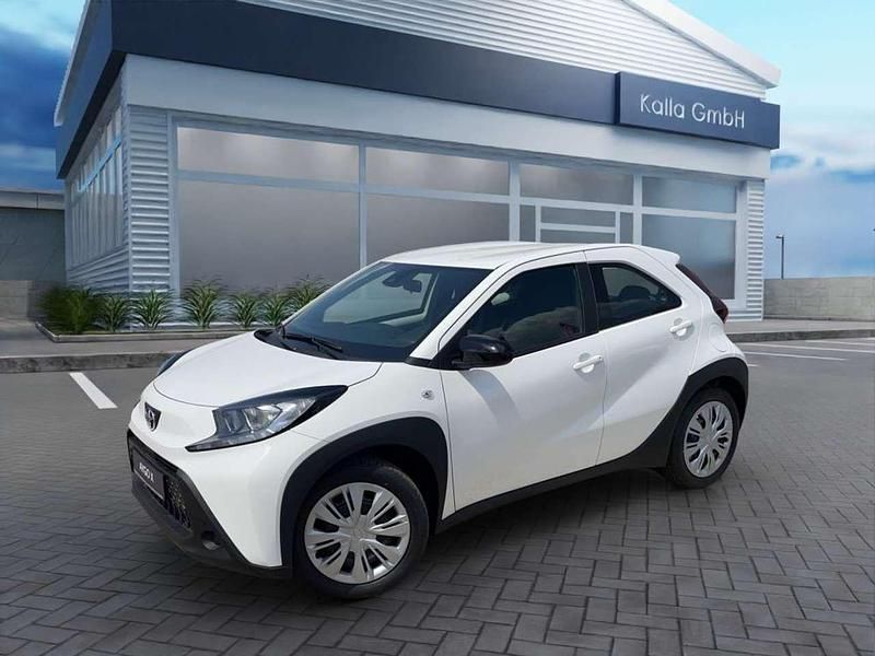 Weiß Gebraucht 2024 Toyota Aygo X Business Edition SUV | 17.460 € (Etwas zu teuer) - Bild 1/3