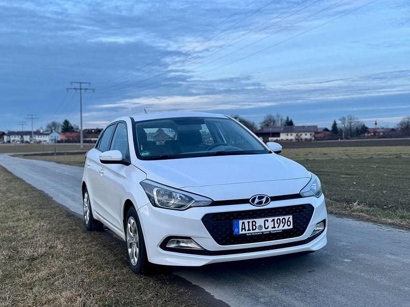 Weiß Gebraucht 2017 Hyundai i20 Limousine | 7.950 € (Guter Preis) - Bild 1/4