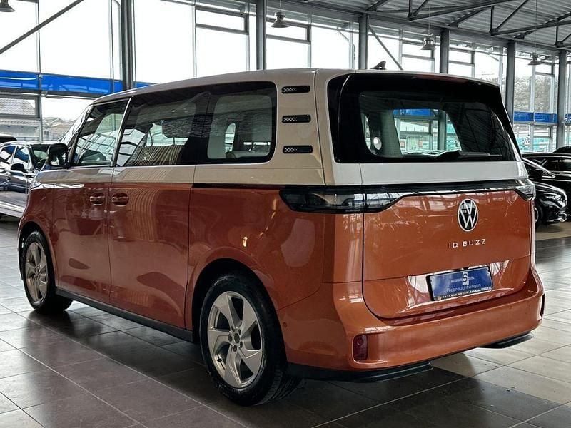Gebraucht VW ID. Buzz Pro 150 kW (204 PS) 2024 Orange orange + weiß (metallic) Van / Kleinbus