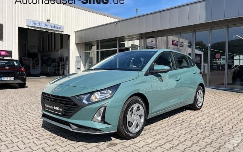 Grün Neu 2025 Hyundai i20 Select Limousine | 16.790 € (Superpreis) - Bild 1/4
