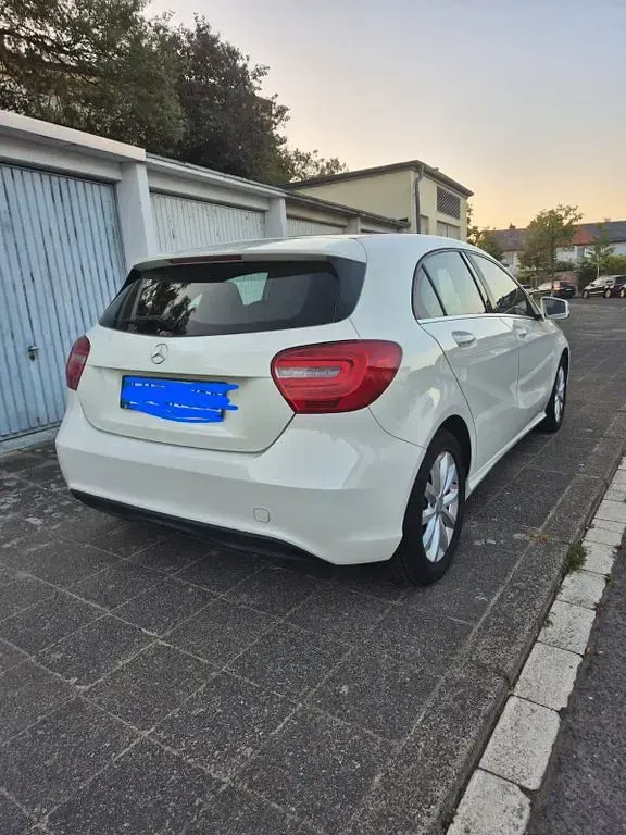 Gebraucht Mercedes A180 Urban 122 PS (89 kW) 2014 Weiß Kleinwagen