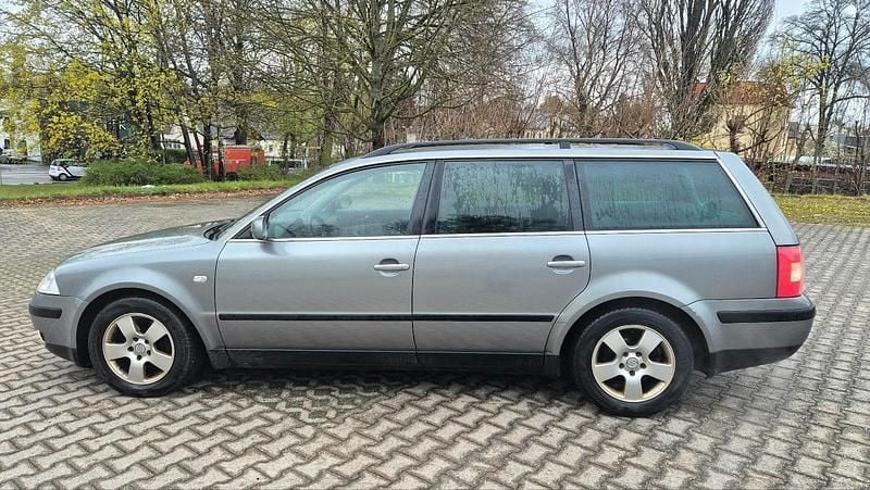 Second-hand VW Passat 131 CP (96 kW) 2004 Gri Break
