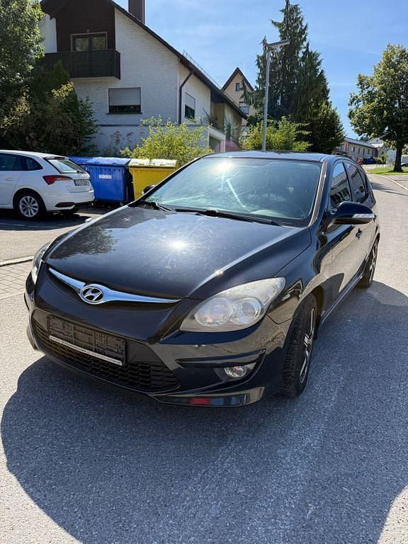 Schwarz Gebraucht 2011 Hyundai i30 Edition Limousine | 2.200 € (Superpreis) - Bild 1/4