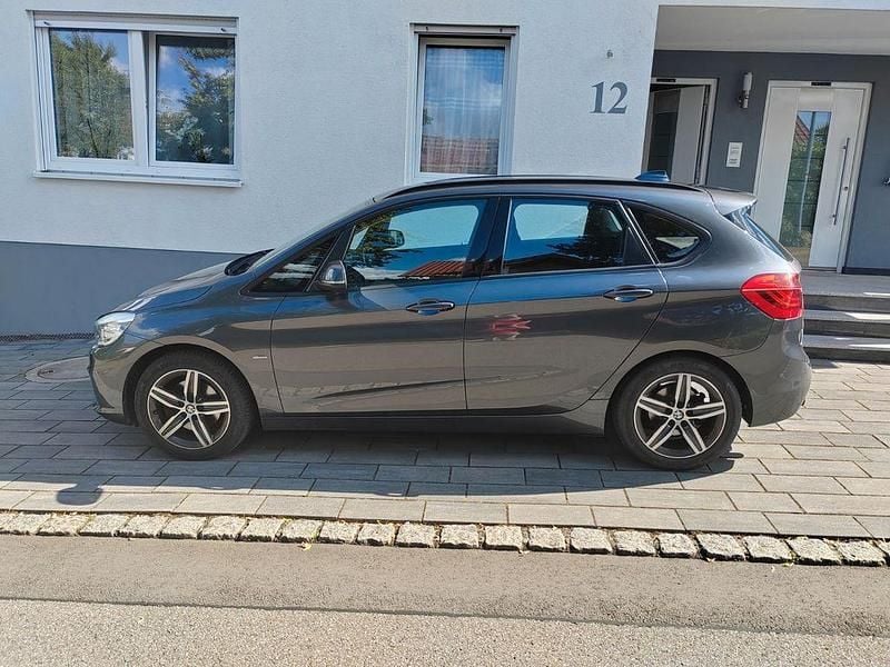 Grau Gebraucht 2017 BMW 220 Active Tourer Sport Line Van / Kleinbus | 15.990 € (Fairer Preis) - Bild 1/4